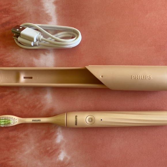 Philips One by Sonicare Rechargeable Toothbrush - Picture 3 of 3